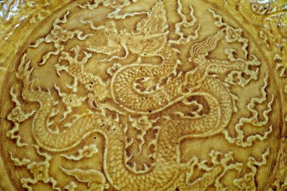 null CHINE / CHINA 

Chargeur feuillagé "Dragons impériaux" à fond jaune. Marque...