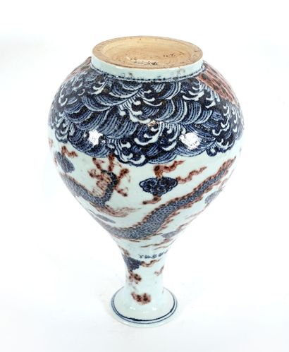 null CHINE / CHINA 



Vase balustre bleu et rouge "Dragon flamboyant". Marque du...