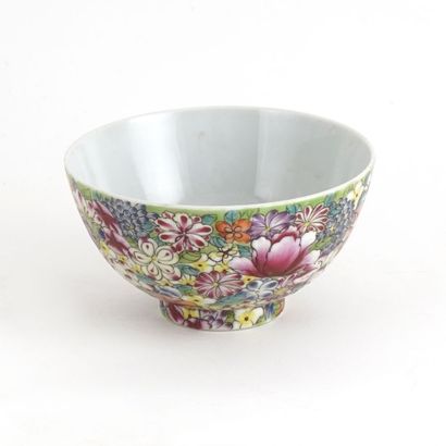 null FAMILLE ROSE

A Famille Rose wine cup decorated with Mille-Fleurs pattern. Kien-long...