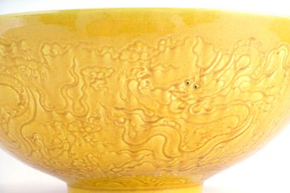 null CHINE / CHINA



Bol en porcelaine à glaçure jaune décoré de dragons. Marque...