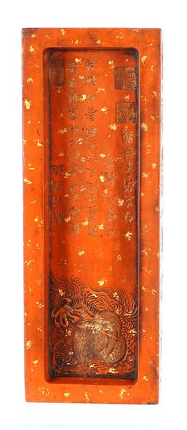 null JAPON / JAPAN

Bloc d'encre en cinabre doré. XIXe siècle. 

Longueur : 35.5cm...