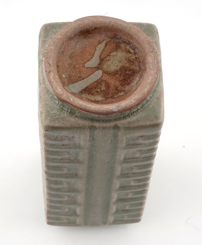 null CONG

Vase de type Cong en porcelaine émaillée céladon. Chine. 

Hauteur : 18,5cm...