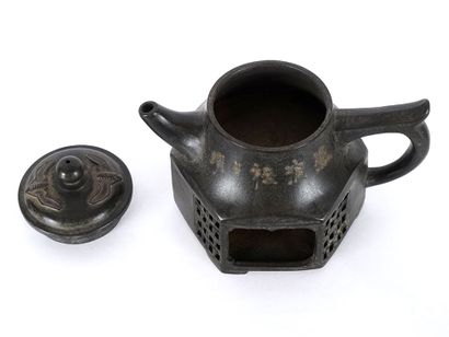 null CHINE / CHINA

An openwork purple clay teapot. Signed Yü Kuo-liang (1874-1939)....