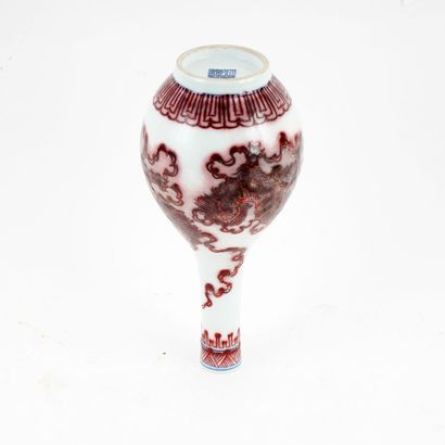 null KIRIN 



Un vase Tianqiuping bleu et rouge décoré d'une bête de Kirin. Marque...