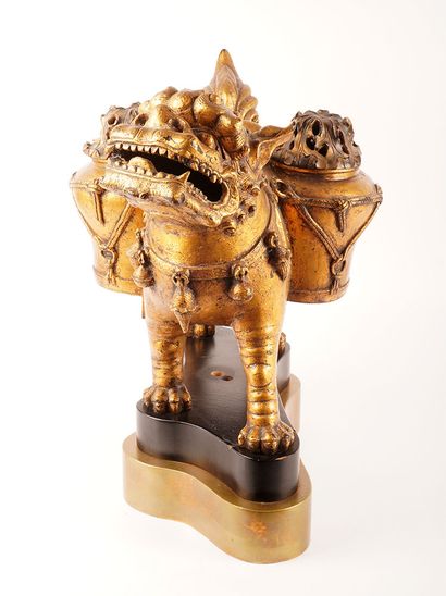 null PÉRIODE QING / QING PERIOD

Gilt bronze lion on a base. China, Qing period.

Height:...