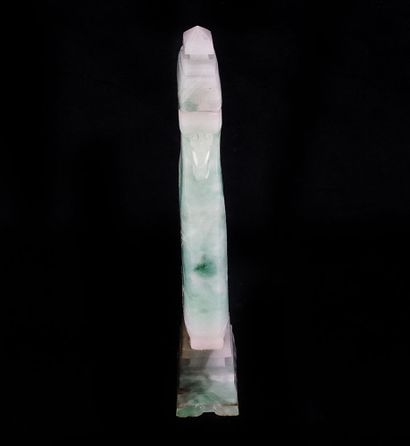 null JADEITE 



Vase en jadéite. 

Chine, XXe siècle



Hauteur : 15cm ou 6" 

Poids...