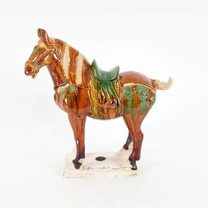 null CHINE / CHINA 

Sculpture de cheval en poterie émaillée San Ts'ai. 

Hauteur...