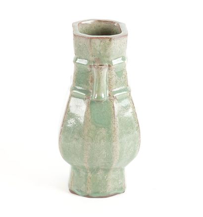 null CHINE / CHINA 



A celadon glazed dual ear ritual vase. 



Height : 23cm or...