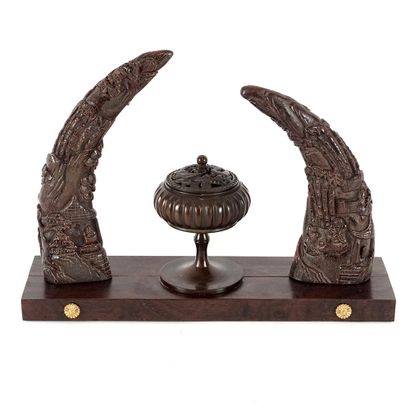 null TIBET

Brûle-encens tibétain présentant deux cornes et un dragon. 

Base : 10,8...