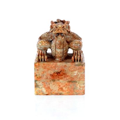 null CHINE / CHINA 

Sceau sculpté d'un dragon en pierre tachetée de roux. XXe siècle....