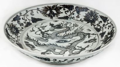 null DRAGON

Un grand plateau gris et blanc en porcelaine présentant un dragon encerclé...