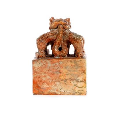 null CHINE / CHINA 

Sceau sculpté d'un dragon en pierre tachetée de roux. XXe siècle....