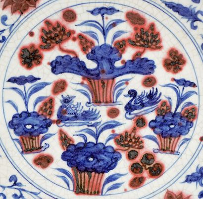 null CHINE / CHINA 



Un grand plat de service bleu et rouge, décoré d'un motif...