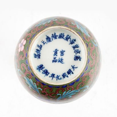 null CHINE / CHINA

Vase Suantouping en porcelaine cloisonnée décorée de fleurs de...