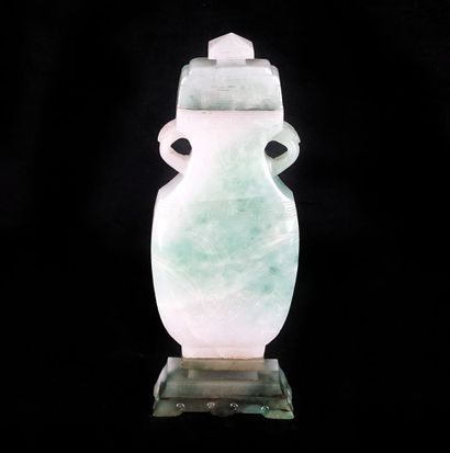 null JADEITE 



Vase en jadéite. 

Chine, XXe siècle



Hauteur : 15cm ou 6" 

Poids...