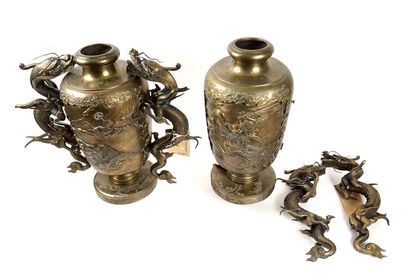 null PÉRIODE MEIJI / MEIJI PERIOD



Two bronze vases on a tray, with handles in...