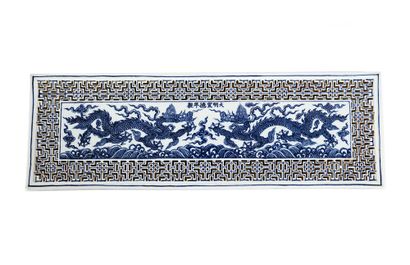 null CHINE / CHINA 



A blue and white 'Sea Dragons' porcelain tea tray. Hsuan-te...