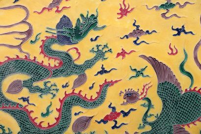 null CHINE / CHINA

Carreau mural en céramique à fond jaune encadré, décoré d'un...