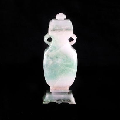 null JADEITE 



Vase en jadéite. 

Chine, XXe siècle



Hauteur : 15cm ou 6" 

Poids...