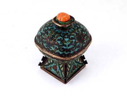 null CHINE / CHINA 

Pot en émaux cloisonnés. 
Chine, XIXe siècle

Hauteur : 12cm...