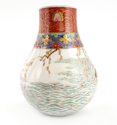 null IMARI 

Vase pansu en porcelaine imari, à décor de hérons au-dessus de vagues...