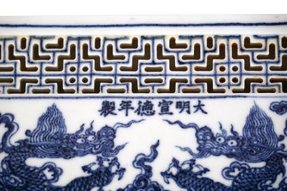 null CHINE / CHINA 



Plateau à thé en porcelaine bleue et blanche sur le thème...