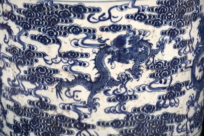 null CHINE / CHINA 



Important pot à rouleaux sur le thème des dragons "Rois des...