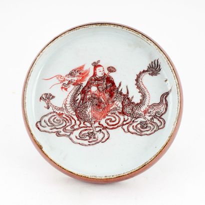 null CHINE / CHINA

Encrier en porcelaine à glaçure rouge décoré d'un dragon. 

Diamètre...