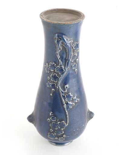 null CHINE / CHINA





Un vase d'érudit à glaçure cobalt avec des fleurs de prunus....