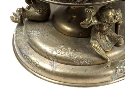 null MEIJI PERIOD / MEIJI PERIOD



Pair of bronze vases resting on a tray with a...