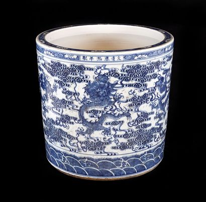 null CHINE / CHINA 

Important blue and white 'Kings of Seas' Dragon scroll pot....