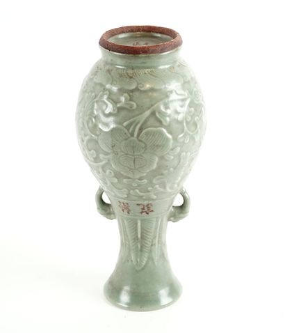 null CHINE / CHINA 



Vase balustre en céladon Longquan à décors de fleurs de pivoines....