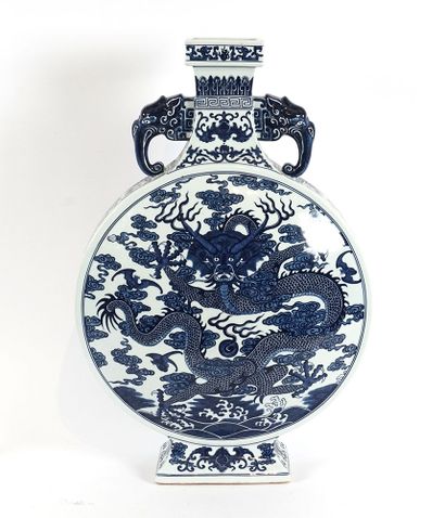 null CHINE / CHINA

Vase Bianhu bleu et blanc décoré d'un dragon. Marque du règne...