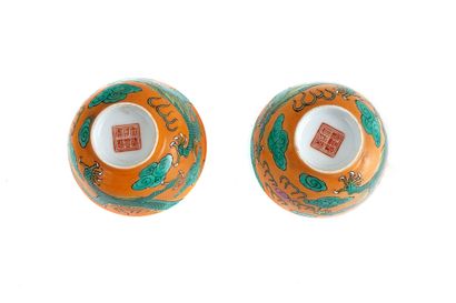 null CHINE / CHINA 

A pair of polychrome enameled tea cups, decorated with a five...