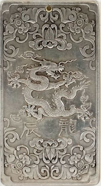 null XXe SIÈCLE / 20e SIÈCLE



Pendentif oriental encadré représentant le Dragon...