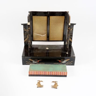 null JAPON / JAPAN 

Coffret formant théâtre miniature pour poupées. 
Japon,2ème...