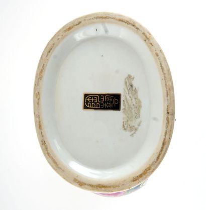 null CHINE / CHINA 

Vase gourde en porcelaine, à décor d’oiseaux, et anses en forme...