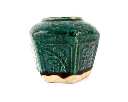 null CHINE DU SUD / SOUTH CHINA

Small glazed ceramic pot with molded decoration....