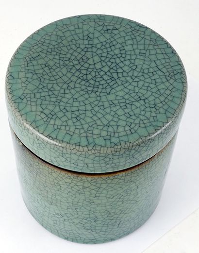 null CHINE / CHINA

Celadon glazed pot with cracks. 
China

Total height: 15cm or...