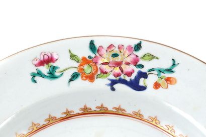 null CHINE / CHINA 

Assiette en porcelaine décoré de fleurs et de dorures. 
Chine,...