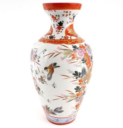 null JAPON / JAPAN 

Pair of porcelain vases, decorated with pheasants among chrysanthemums....