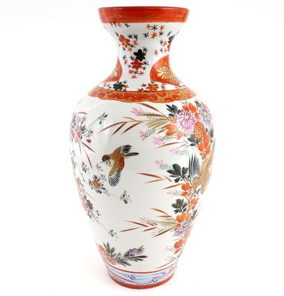 null JAPON / JAPAN 

Paire de vases en porcelaine, à décor de faisans parmi des chrysanthèmes....