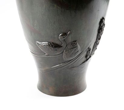null MEIJI PERIOD / MEIJI PERIOD 

Bronze vase, decorated in light relief with ducks....