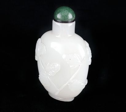 JADE

Flacon tabatière en jade blanc. 
Chine,...