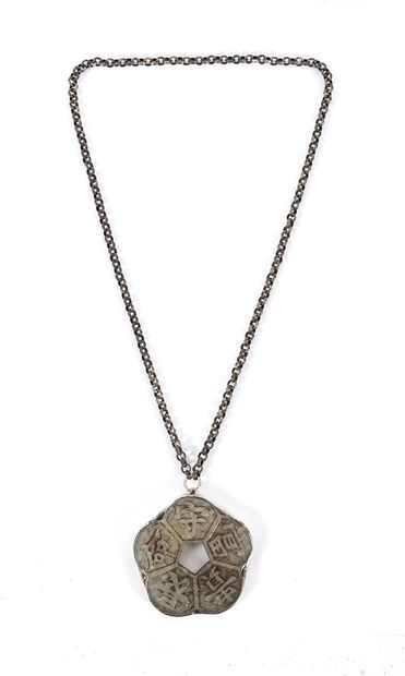 JADE

Jade necklace mounted in silver metal....