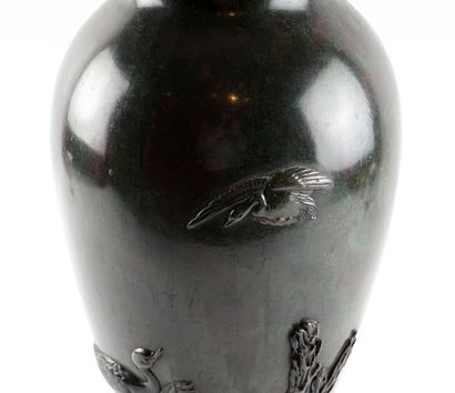 null MEIJI PERIOD / MEIJI PERIOD 

Bronze vase, decorated in light relief with ducks....