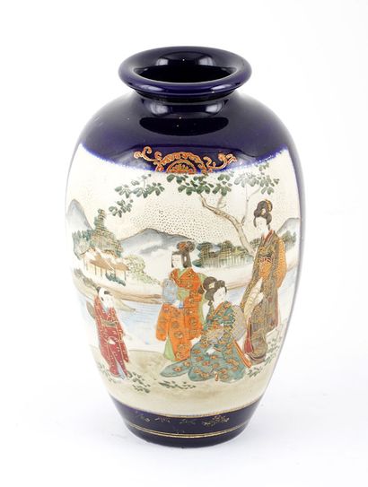 null SATSUMA 

Vase en Satsuma. 
Japon, 1ère moitié du XXe siècle

Hauteur : 22cm...