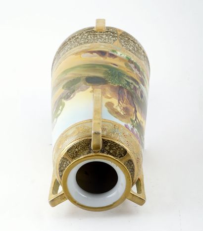 null JAPON / JAPAN 

Vase en porcelain rehaussé d’or. Japon, milieu XXe siècle. 

Hauteur...