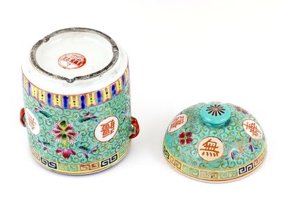 null CHINE / CHINA 

Petit pot couverte en porcelaine. 
Chine, XXe siècle

Hauteur...