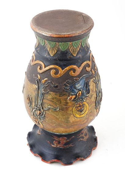null JAPON / JAPAN 

Lacquered ceramic vase. 
Japan, 1st half of the 20th century

Height...